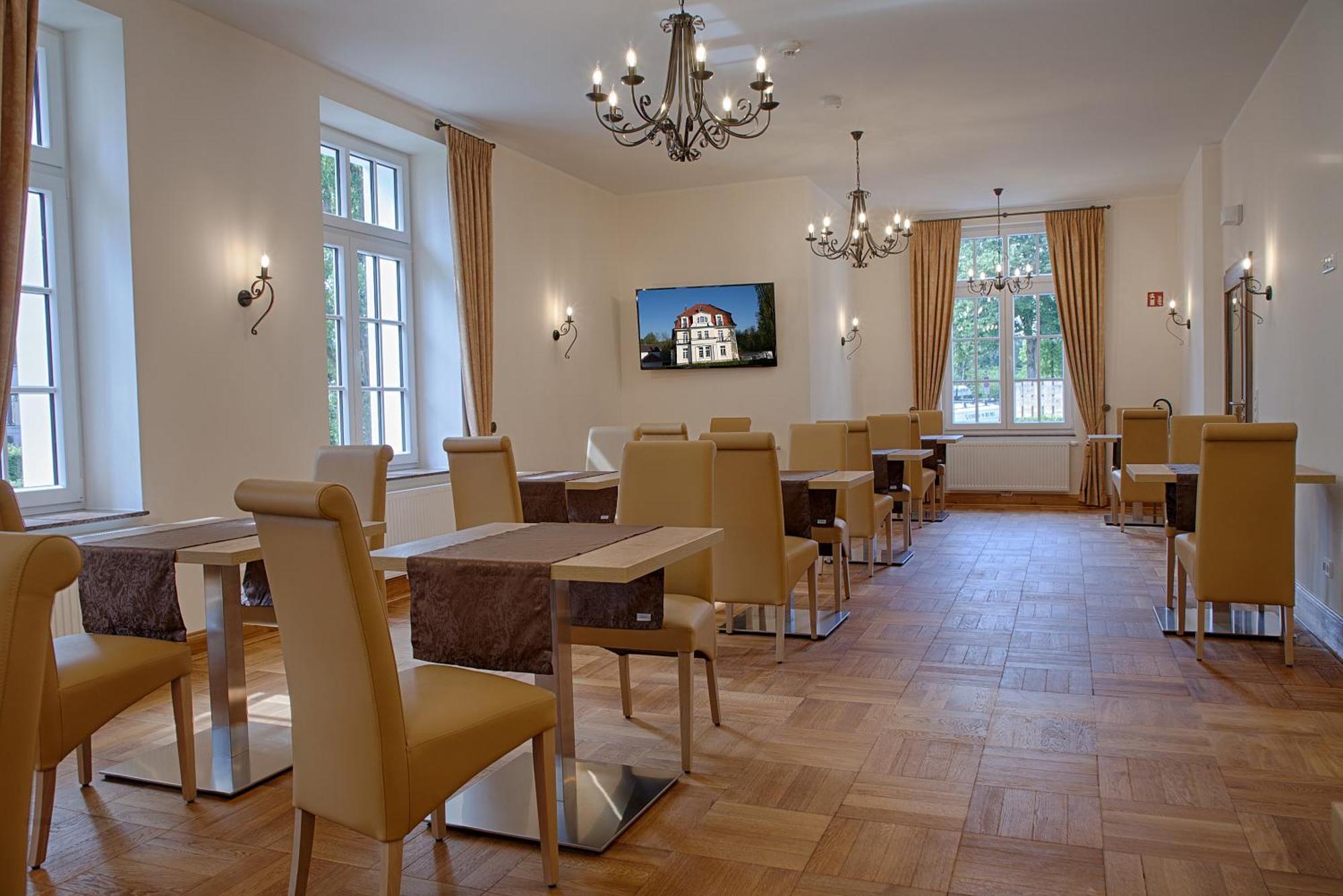 Hotel Dirks Am Schloss Bad Pyrmont Exterior photo