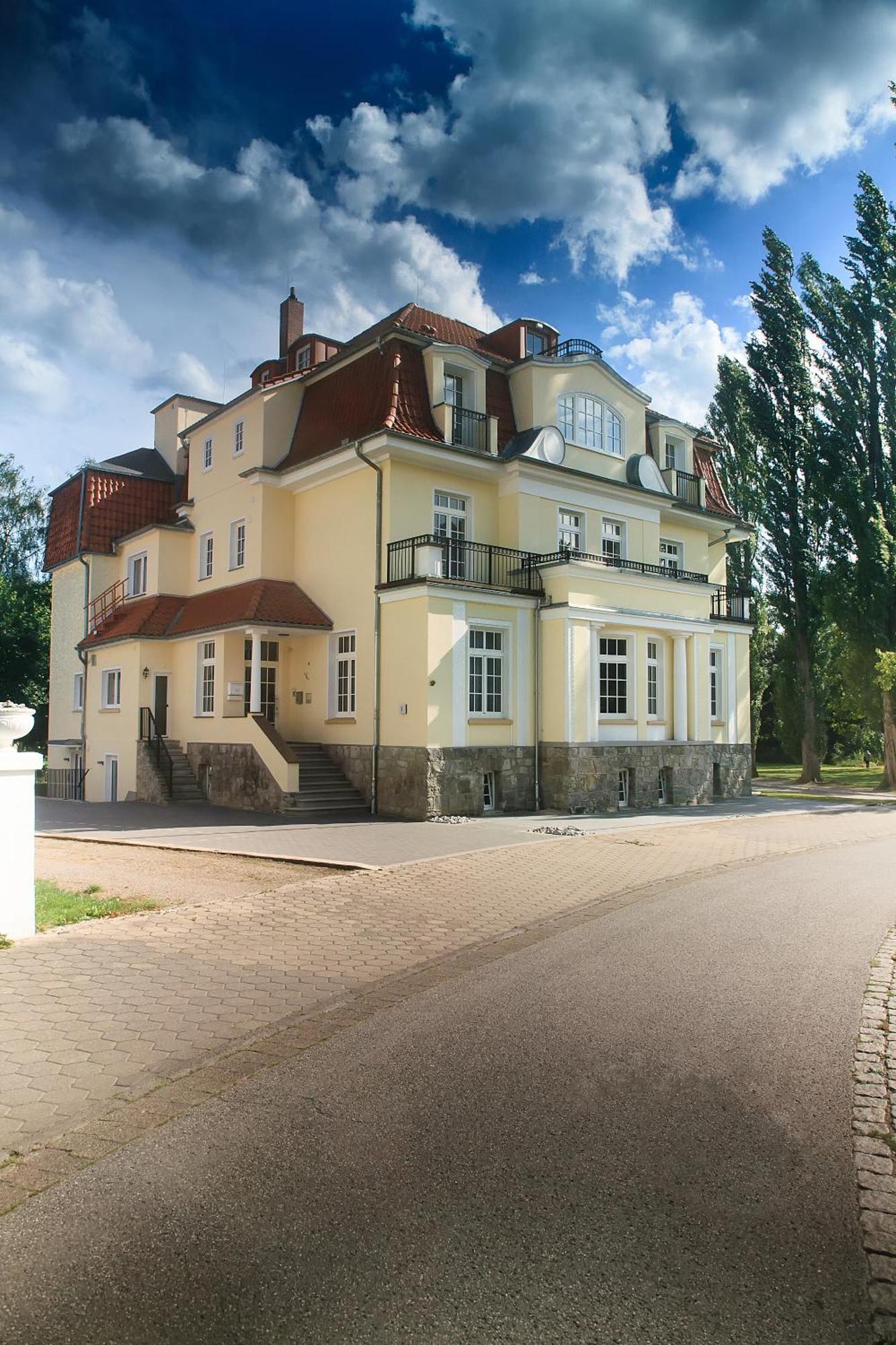 Hotel Dirks Am Schloss Bad Pyrmont Exterior photo